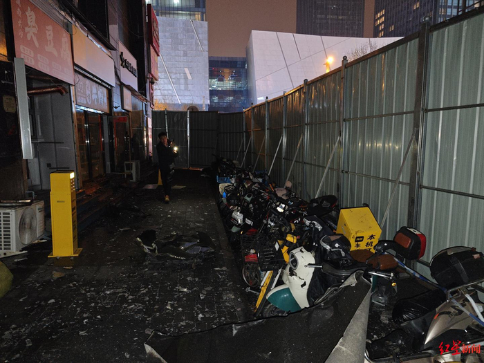 ▲太原怡和巷火灾现场一楼多辆电动车被烧毁