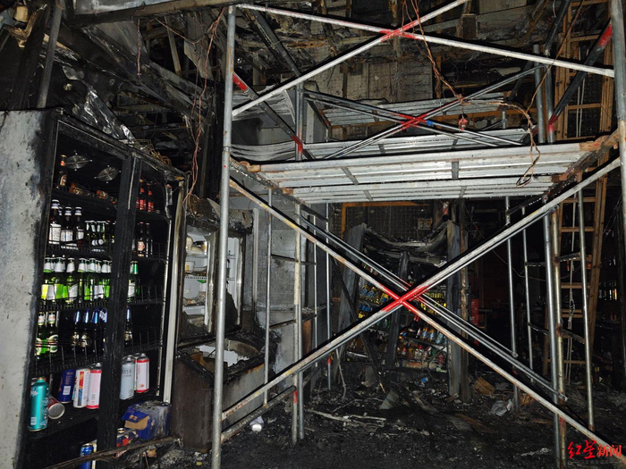▲太原怡和巷火灾现场一家便利店被焚烧的内景
