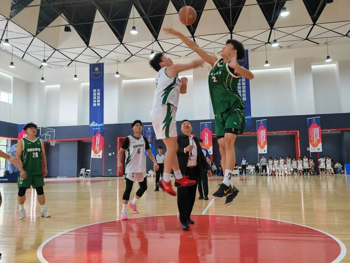 王昆来（中）给“班超联赛”开球