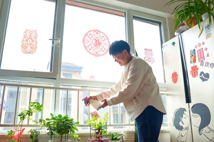 雄东片区银帆社区居民王兰杰整理房间。雄安媒体中心张京国 摄