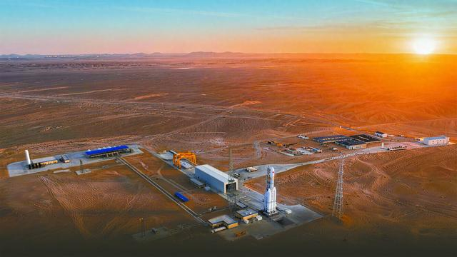 在东风商业航天创新试验区蓄势待发的力箭二号遥一运载火箭。（图源：中科宇航）