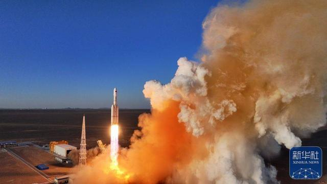 3月30日19时00分，力箭二号遥一运载火箭在东风商业航天创新试验区发射升空。（图源新华社）