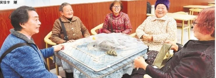 葡萄井社区老人在惠民食堂吃完午饭后一起聊天。贵州日报天眼新闻记者  徐春燕 摄