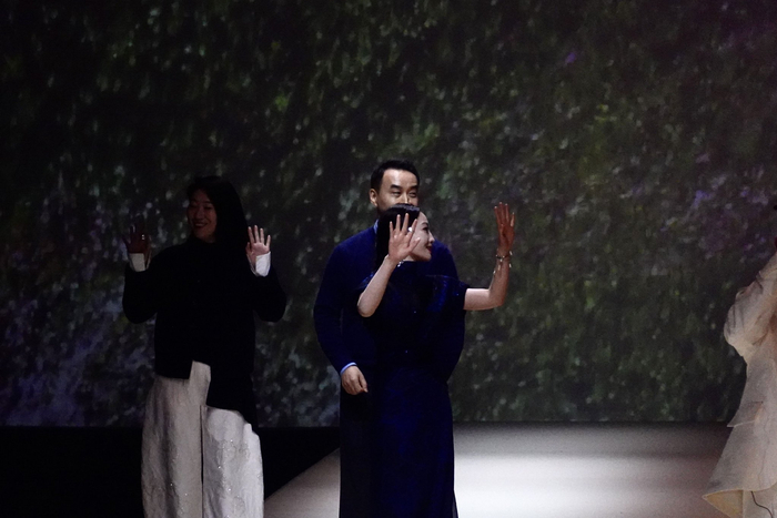 以“萃”为精神内核，在黄浦江畔奏响一曲从大地深处涌动而出的时尚礼赞。劳动报记者贡俊祺 摄影