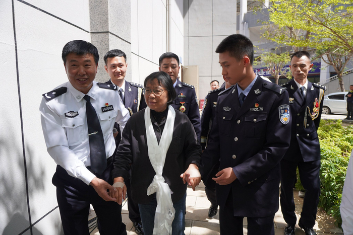 聆听宣讲后张桂梅老师走出会场。 记者 李铁成 摄