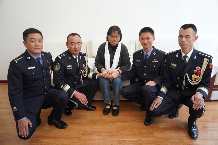 张桂梅老师与宣讲团成员在一起。 记者 李铁成 摄