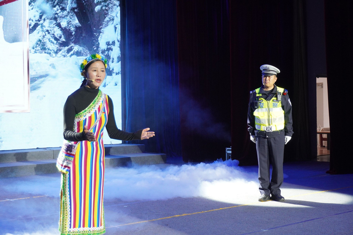 宣讲报告《一步跨千年一条平安路》。 记者 李铁成 摄