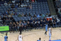 真没啥可看的！灰熊主场上座率很惨淡 观众席大片空座