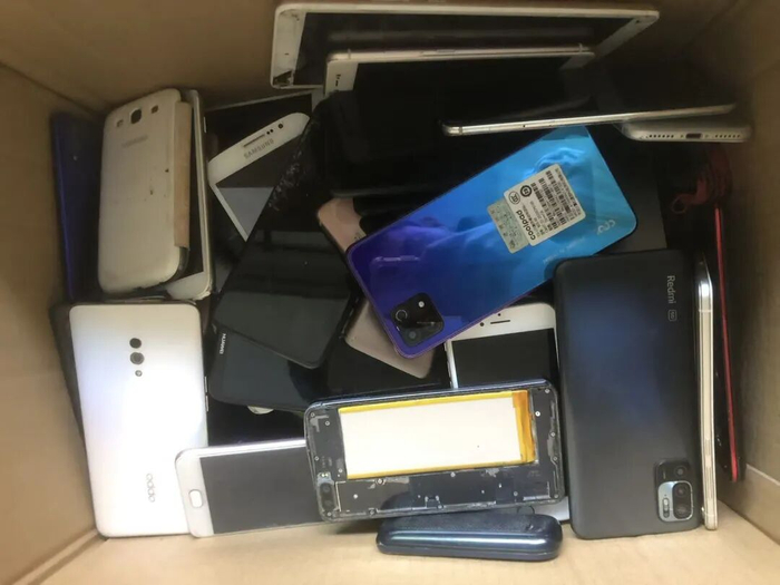 回收上来等待发往下游的旧手机。图