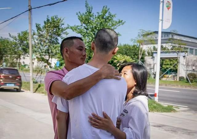 李树全一家人刚团聚时的合影。受访者供图
