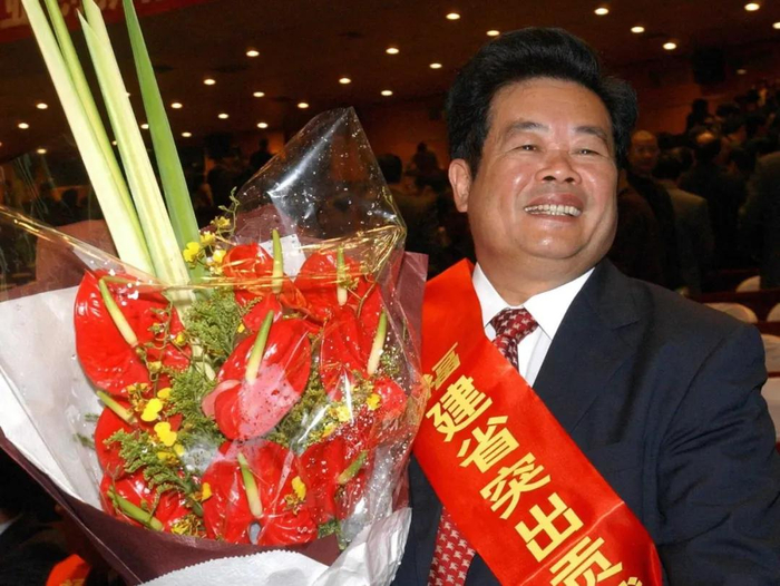 2004年3月，福建省表彰曹德旺等28位有突出贡献的优秀企业家，每人奖励一辆价值15万元的轿车。图源：新华社