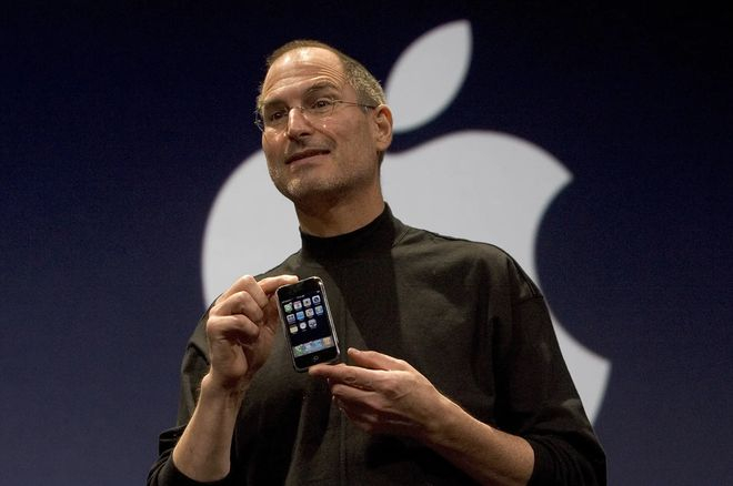 ▲2007年乔布斯发布iPhone（图源：时代周刊）