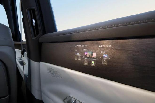 ▲二排门板配备Smart Surface魔术屏。