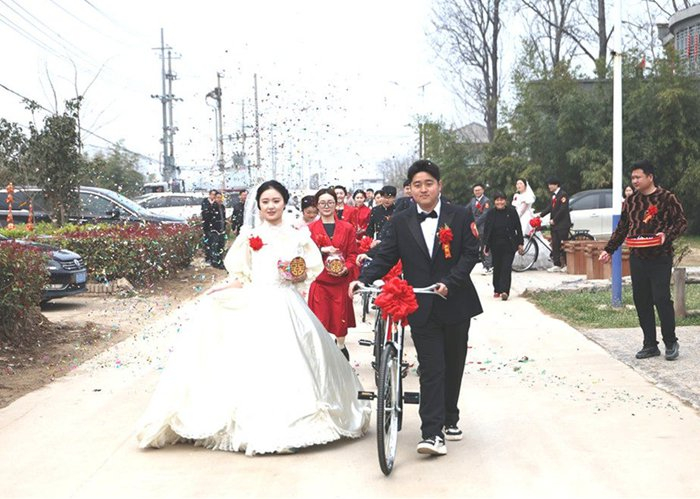 亳州市谯城区古井镇药王村集体复古婚礼现场