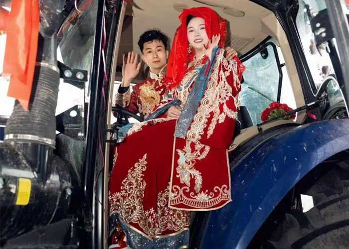 亳州市涡阳县花沟镇女农机手孙瑞莹用拖拉机当婚车