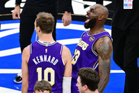 詹姆斯：海斯和艾顿合计13投全中外加14篮板 肯纳德再次投射精准