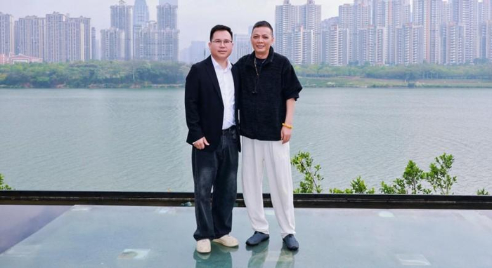 ▲韦晓光和黄日伦在理事会现场.邕江边上合影
