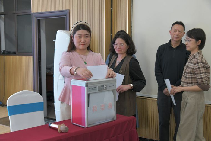 正在进行举手表决、投票选举环节 记者王奕然/摄