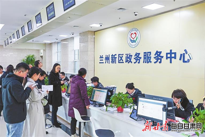 市民在兰州新区政务服务大厅内咨询办理相关业务。新甘肃·甘肃日报记者 冯乐凯