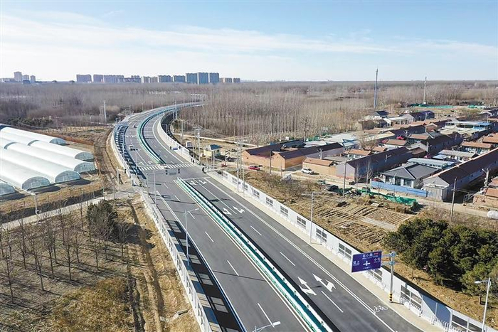    香河县安石路与北京通州区石小路同步通车并正式贯通。本报记者 董旭旭 摄