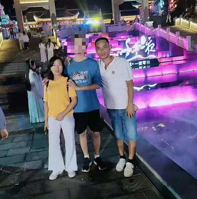 2021年刚相认时，李树全一家在永州零陵古城游玩时的合影。 受访者供图