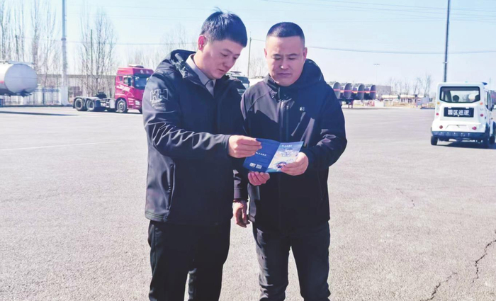         交通银行盘锦分行客户经理（左）到当地运输企业，现场解决融资难题。