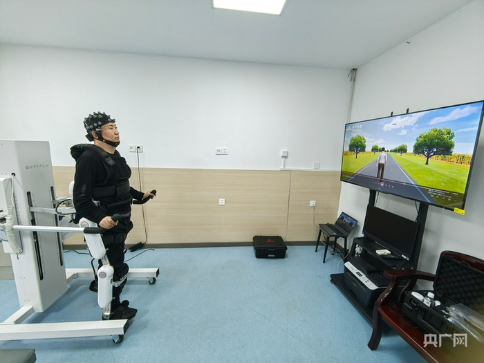 患者正接受外骨骼脑机接口康复治疗（央广网记者  张洁  摄）