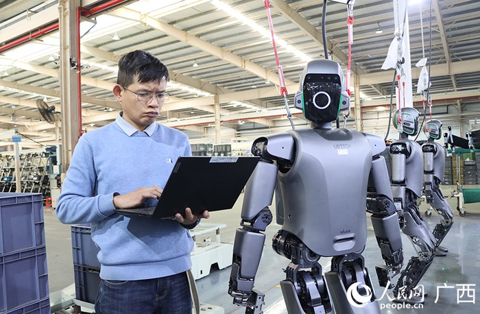 陆百春正在给机器下达工作指令。人民网记者 付华周摄