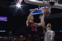 有点凶！布泽利斯突破一步过掉文班腾空双手暴扣 打停马刺