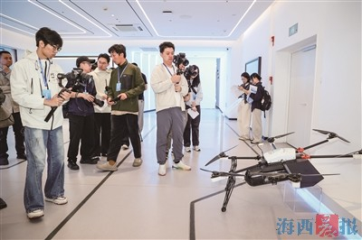 采访团深入了解临空经济片区改革实践案例、产业发展体系及阶段性建设成果。本版图 记者 邵育洋 摄