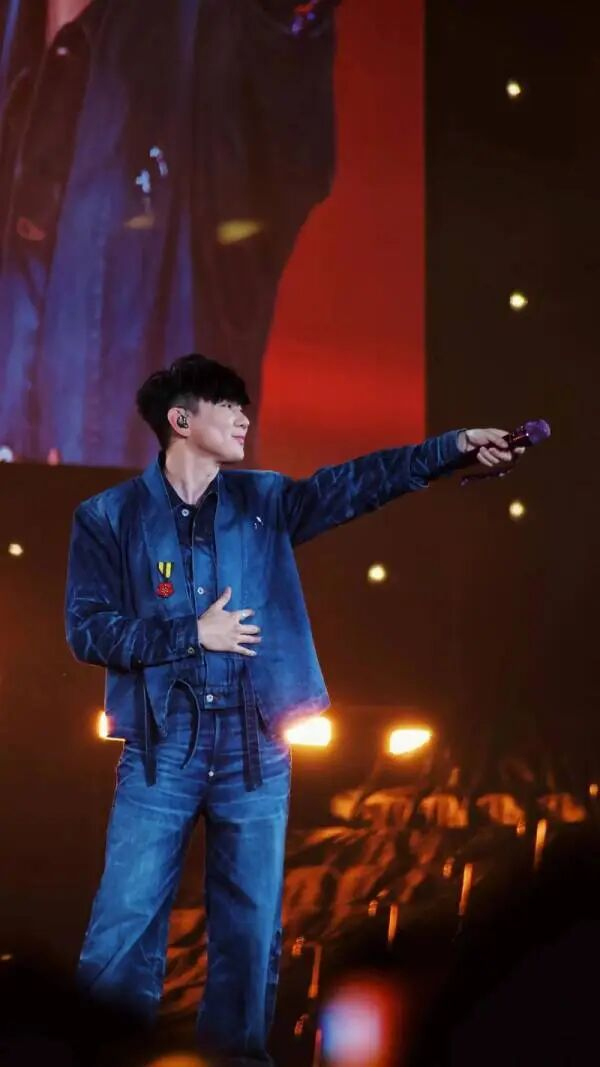 歌手林俊杰在演唱会上与歌迷互动