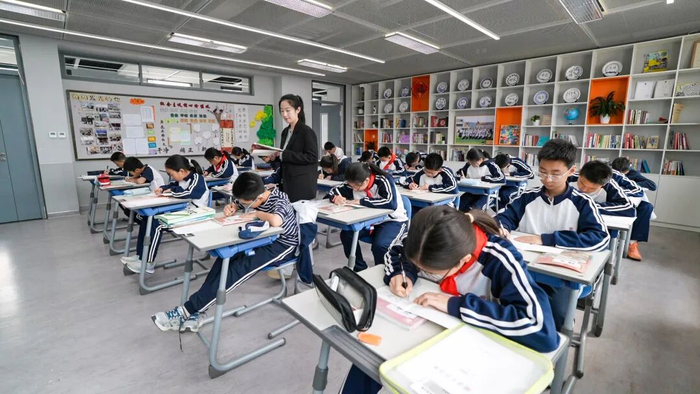 北京四中雄安校区教师马靖萱在教室授课。雄安媒体中心董嘉琛 摄