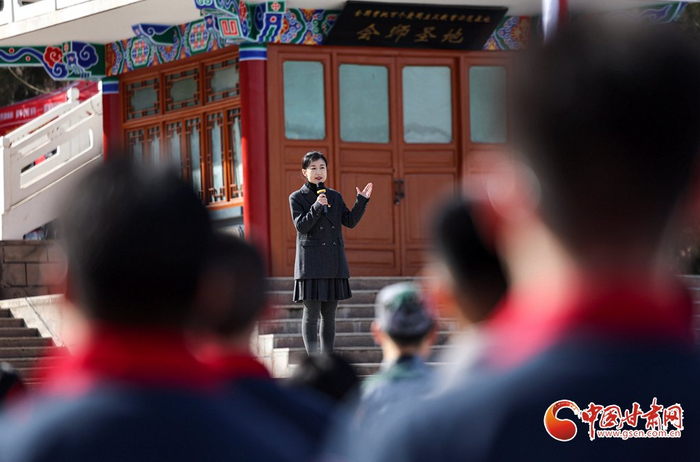 3月28日，在白银市会宁县红军长征胜利景园，专家正在进行微思政课现场教学。