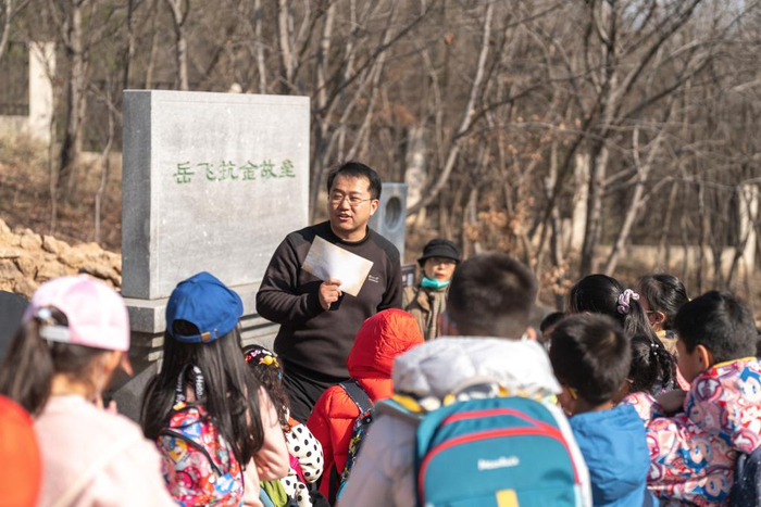 图为4月1日，放春假的中小学生在江苏省南京市牛首山景区参观游览。（受访者供图）