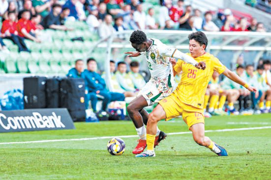 中国队球员徐彬（右）在比赛中拼抢。 新华社供图