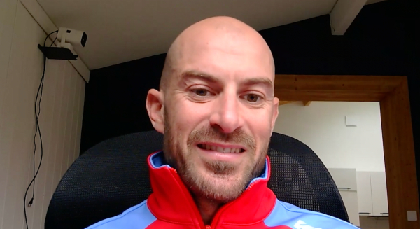 观察者网连线对话张雪机车冠军车手瓦伦丁·德比斯