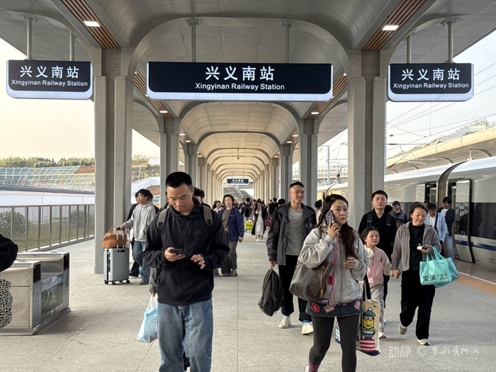 在兴义南站，旅客有序进站刘洋/摄