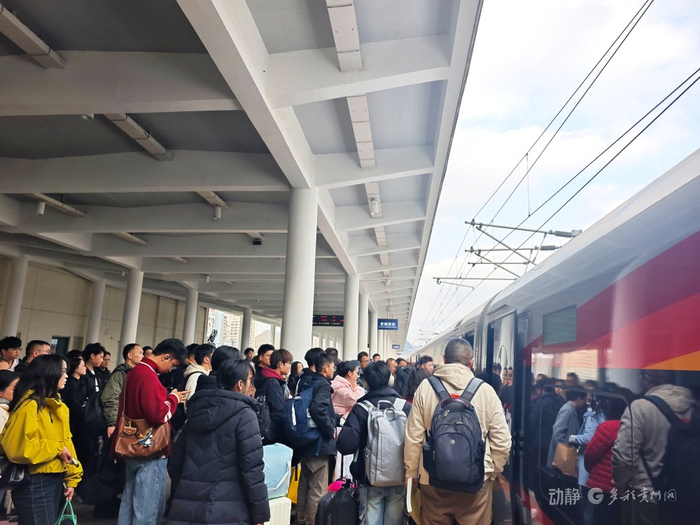 在安顺西站，旅客有序排队候车伍倩倩/摄