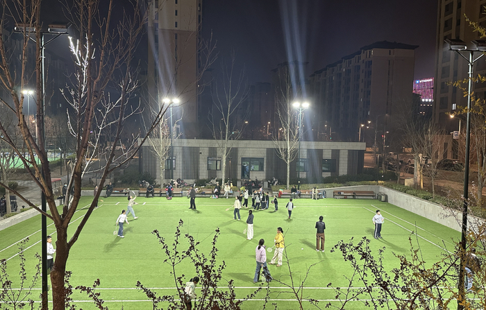 △3月，市民在水心公园休闲娱乐。