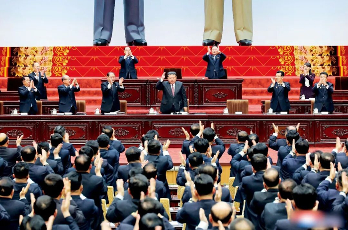  3月22日，朝鲜第十五届最高人民会议第一场国政活动的第一次会议在平壤召开，再次推举朝鲜劳动党总书记金正恩为朝鲜国务委员会委员长。图/视觉中国