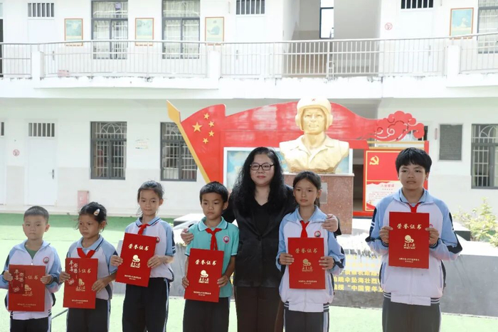 2026年3月30日，阮国琴在海空卫士王伟希望小学为孩子们颁发2025-2026学年度王伟奖学金。阮国琴 供图