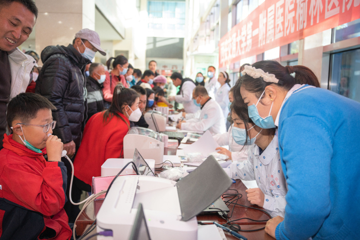 西安交通大学第一附属医院榆林医院变态（过敏）反应科专家团队，在定边县人民医院开展义诊活动。