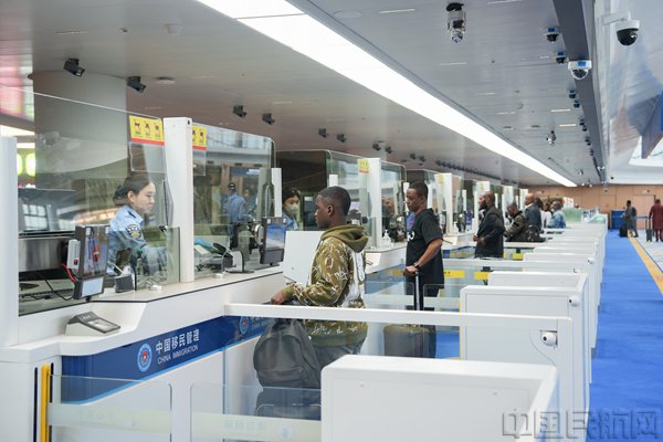 白云边检站移民管理警察开展旅客查验工作（本文图片均由广州白云机场口岸）