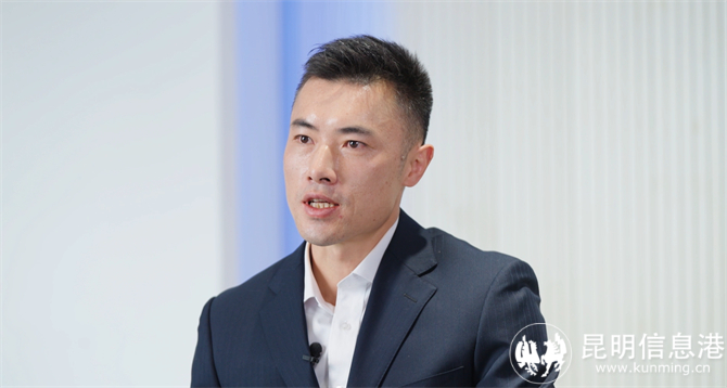 陆阳在直播现场。记者张朝瑞/摄