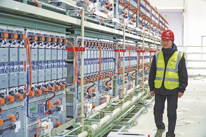 工作人员查看静止同步调相机。 庆阳融媒记者 路世玲 摄