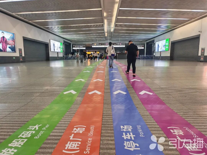 苏州火车站地下通道的彩虹导向指引系统。苏城轩/图