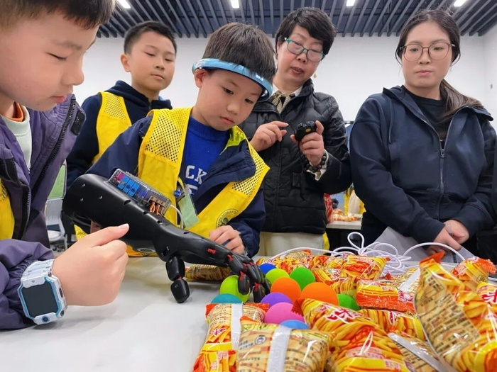 研学活动 “脑机接口”，用意念操控机械手