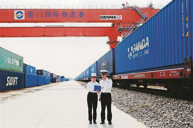 厦门海关所属海沧海关关员在厦门国际物流港对出口海铁专列开展监管工作。（马恬 摄）