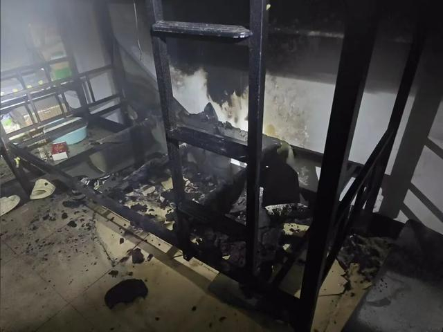 火灾后宿舍一片狼藉。图源：东莞消防