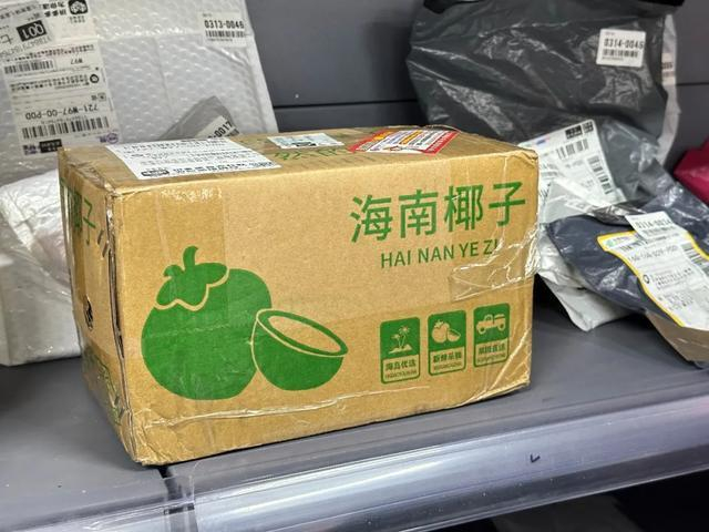 （村民们可以买到全国各地的货品。刘地|摄）